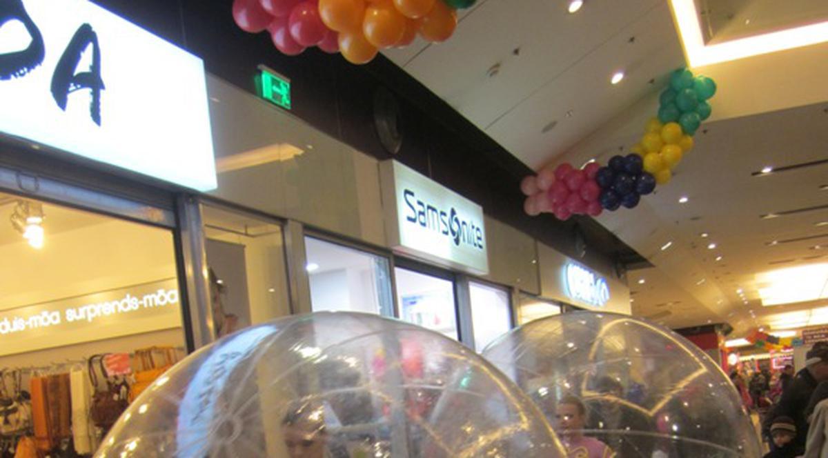 Un grup de acrobate a făcut spectacol într-un mall din Capitală | FOTO