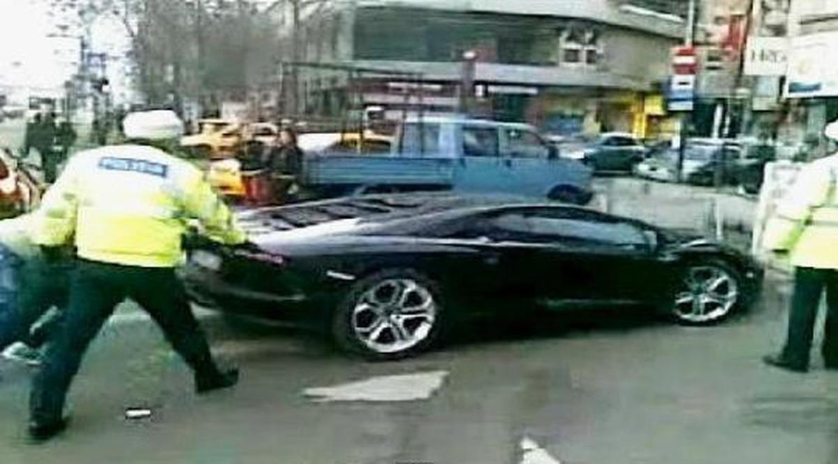 Am trăit să o vedem şi pe asta! Uite ce "BAGĂ material" POLIŢIA ROMÂNĂ şi împinge un Lamboghini în centrul Bucureştiului! | VIDEO
