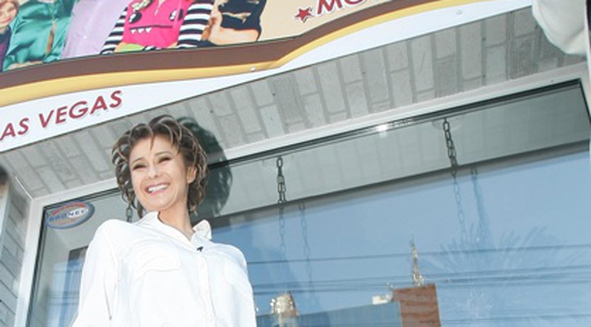 Anamaria Prodan lansează în România moda TOCURILOR DIN OASE. Vezi ce BOTINE a purtat la deschiderea magazinului ei! FOTO