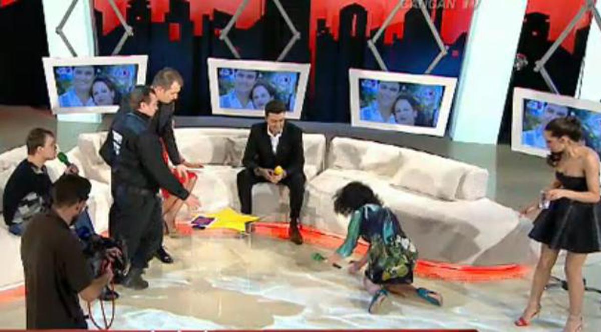 Episodul "Oana Zăvoranu cu POALELE ÎN CAP" s-a REPETAT! Soţia unei vedete de muzică populară A CĂZUT ÎN DIRECT!