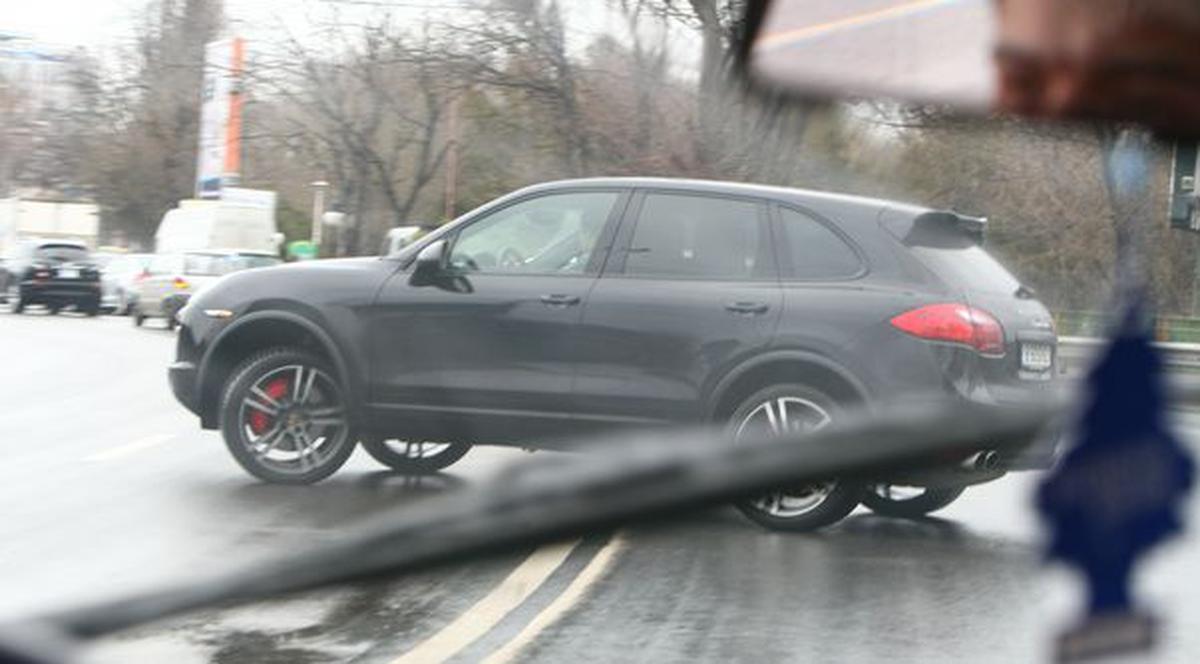 Syda, soţul Elenei Băsescu, merge cu 140km/h prin Bucureşti şi încalcă şi alte reguli de circulaţie | FOTO