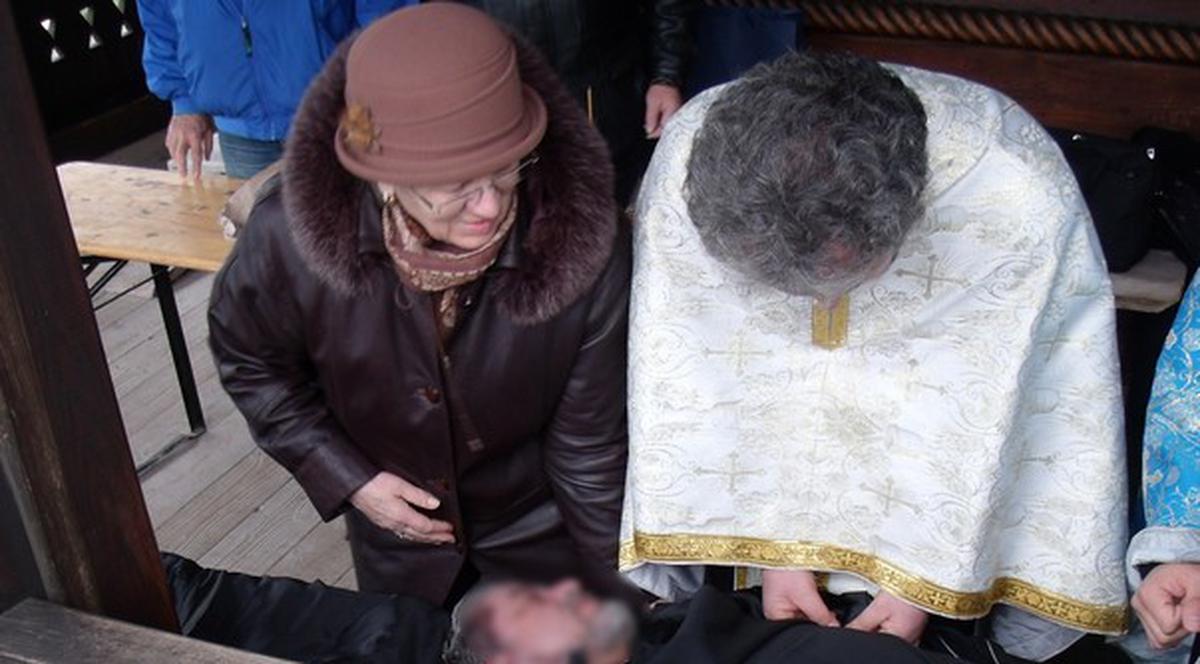 Un preot a fost resuscitat chiar pe treptele bisericii