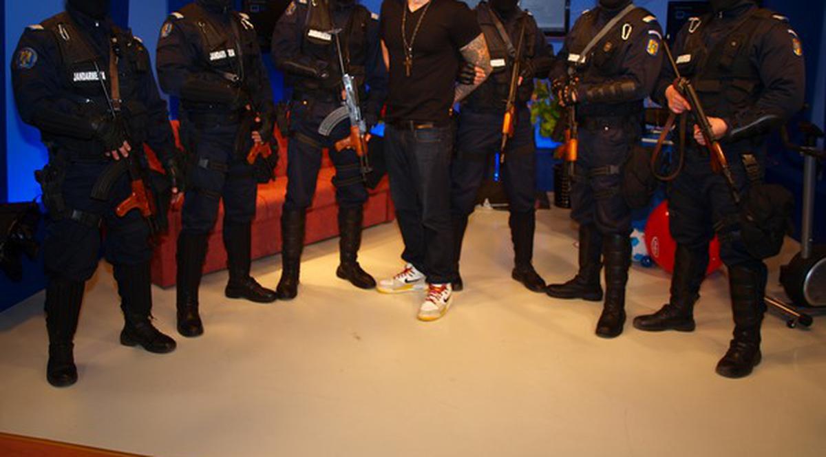 Rapperul român care a cântat cu Akon, încătuşat de mascaţi! 