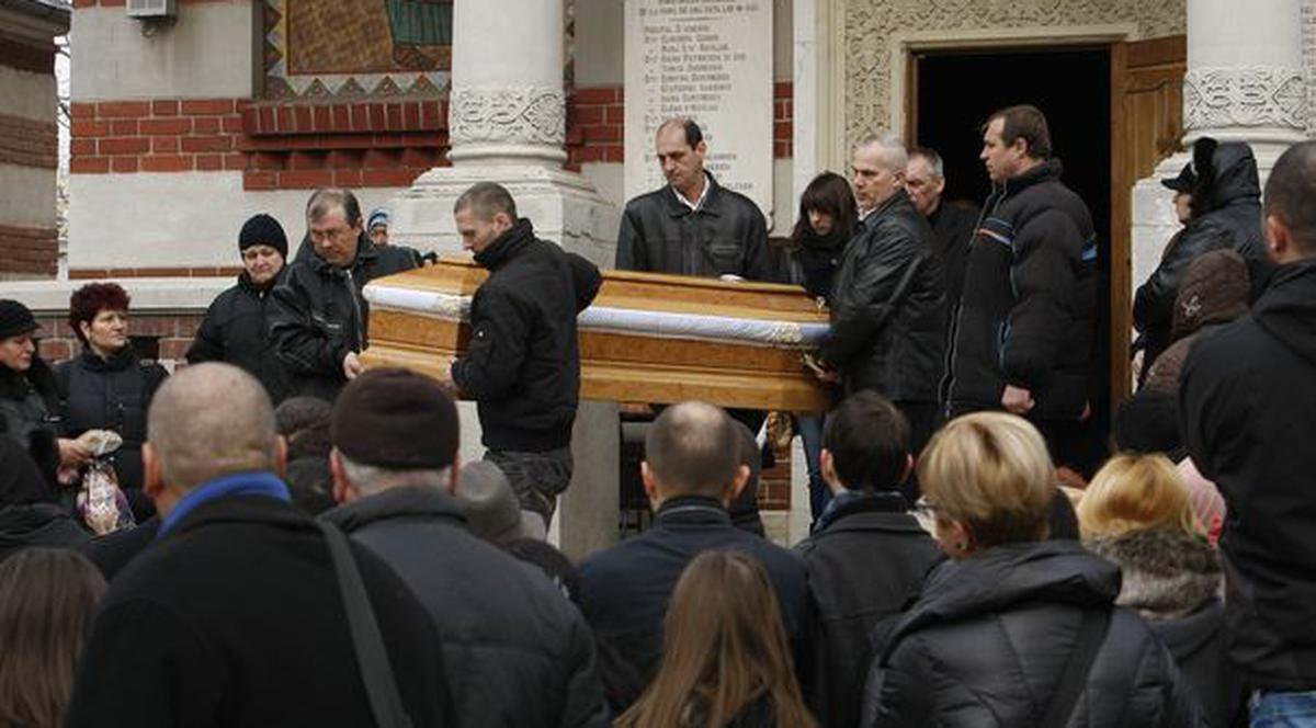 Lacrimi şi durere la înmormântarea Micăi! | FOTO