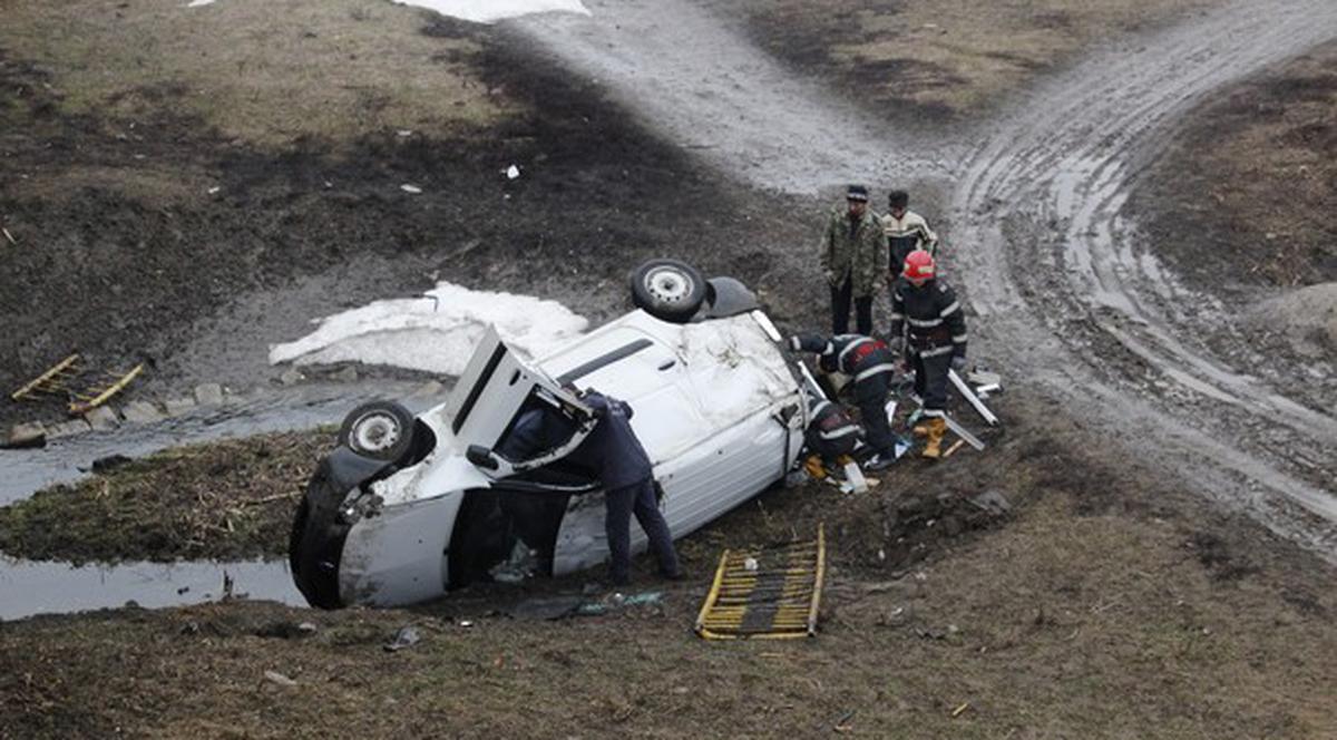 Au scăpat cu viaţă după ce au căzut cu maşina de pe un pod!
