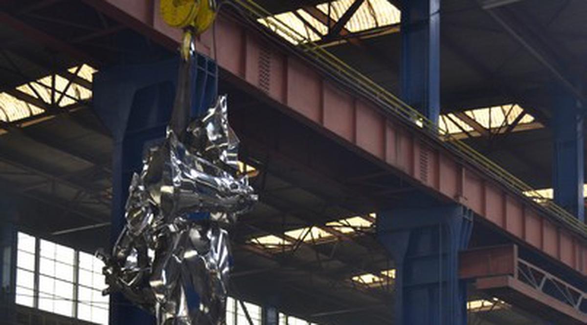 S-a întâmplat minunea! Un angajat model va avea o statuie de 10 metri