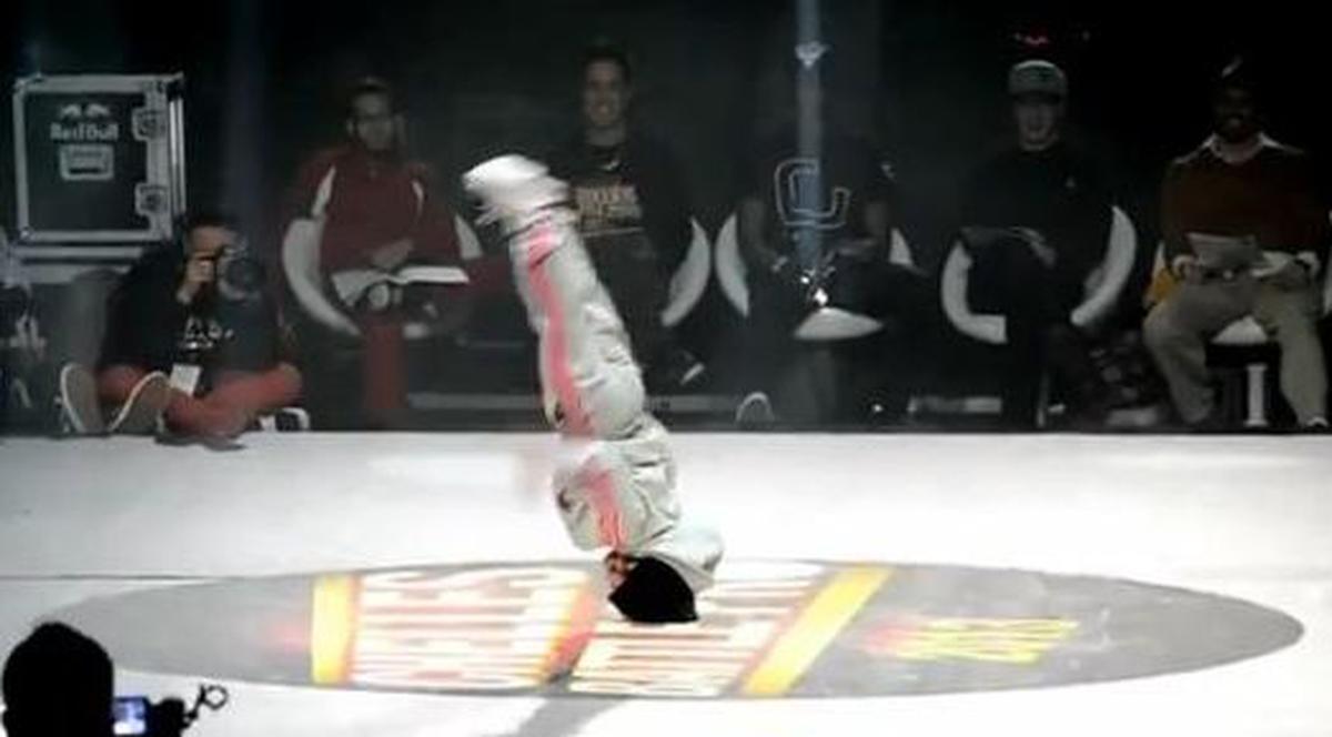 O fetiţă de şase ani a uimit mapamondul cu figurile sale de Break Dance! | VIDEO