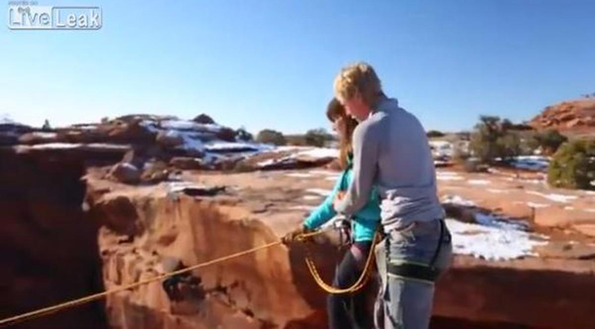 Ce nebun! Un tânăr şi-a împins iubita de pe o stâncă! | VIDEO