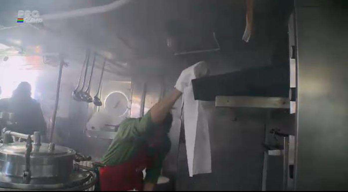 Concurenţii de la "MasterChef", cât pe ce SĂ DEA FOC Bricului Mircea. Câteva secunde i-au despărţit de un dezastru! FOTO