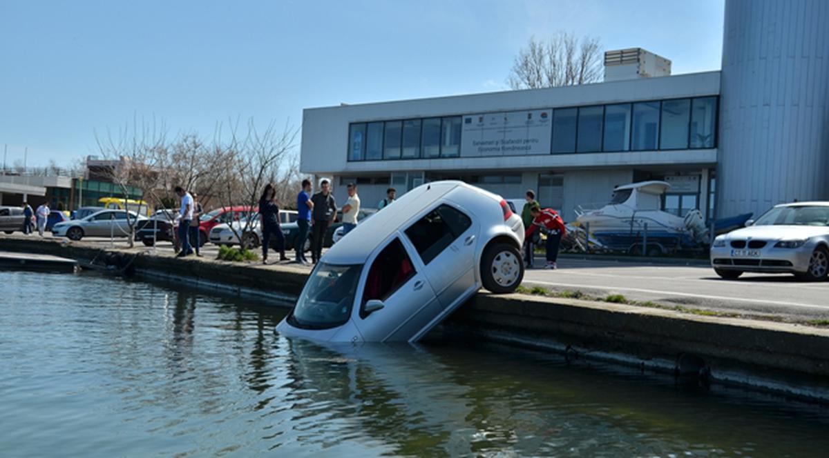 I-a căzut maşina în lac!