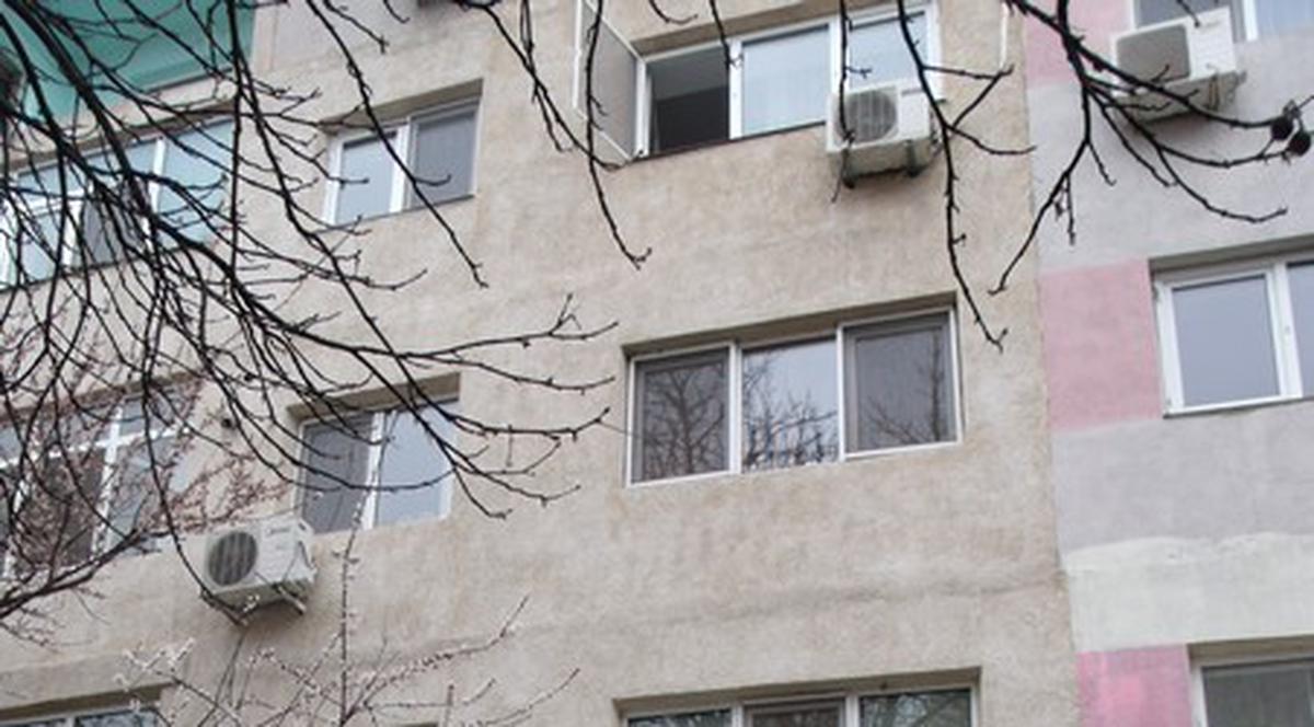 O femeie de 92 de ani a căzut de la etaj în timp ce scutura o cuvertură