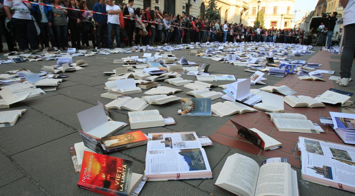 Mii de cărţi, "aruncate" pe o stradă din centrul Bucureştiului| FOTO