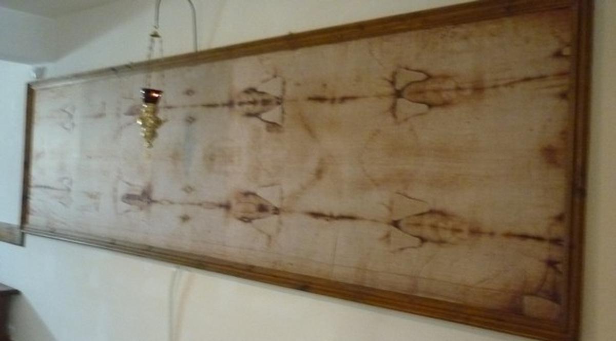 O copie a giulgiului de la Torino expusă la Mănăstirea Sihăstria Putnei