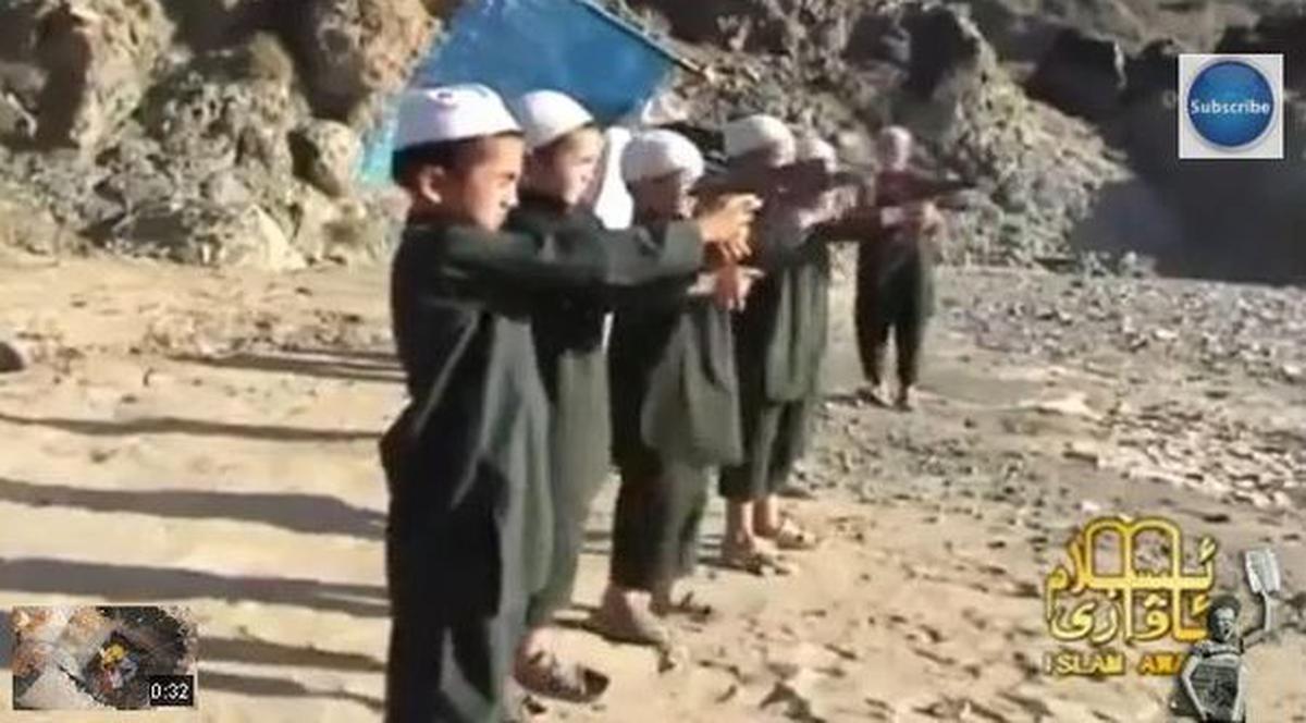 Imaginile care au scandalizat LUMEA! Uite cum sunt învăţaţi de mici copiii talibanilor să tragă cu arma! | VIDEO