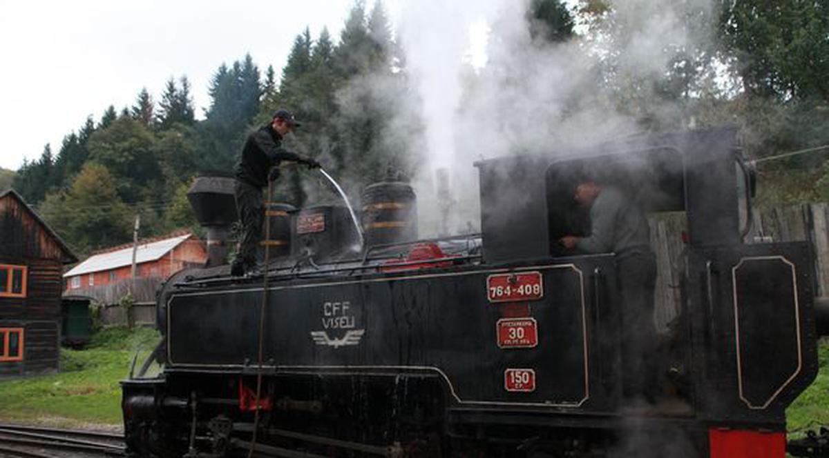 Bucăți de șină din traseul Mocăniței, furate de hoții de fier vechi