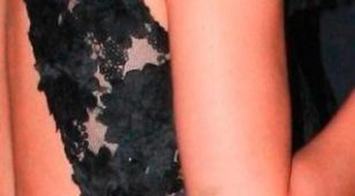 A vrut SĂ ŞOCHEZE cu ORICE PREŢ şi a reuşit! Iată ce VEDETĂ AUTOHTONĂ S-A RAS ÎN CAP, dar a purtat rochie de dantelă la un eveniment monden! FOTO