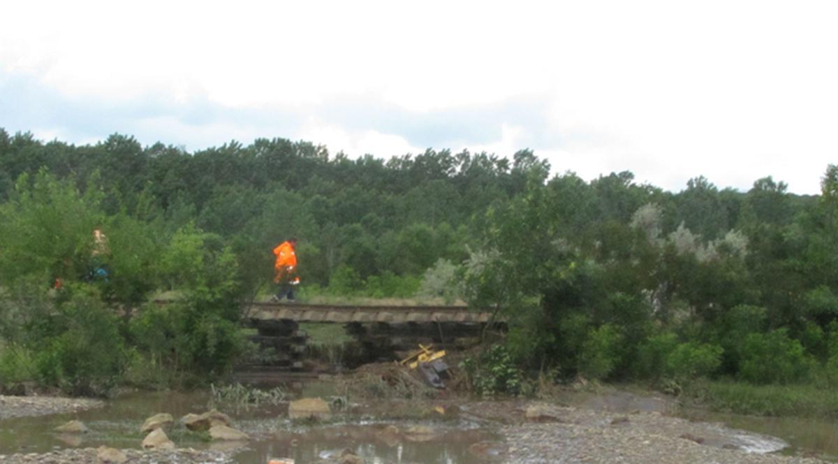 Ploile fac ravagii! Viitura a spulberat terasamentul căii ferate în judeţul Galaţi