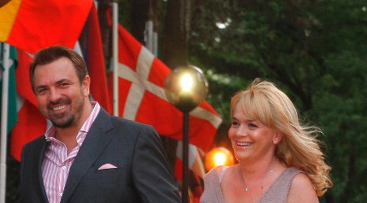 Zâmbitoare şi nedezlipită de Horia Brenciu, însă îmbrăcată TOTAL NEINSPIRAT! Iată cum a apărut iubita lui Horia Brenciu la un EVENIMENT MONDEN! FOTO