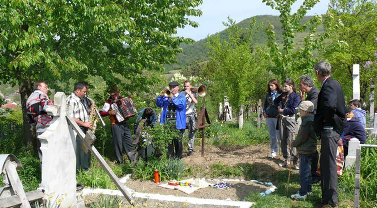 Dedicaţii pentru morţi! De Paşte, au fost cu lăutarii în cimitir