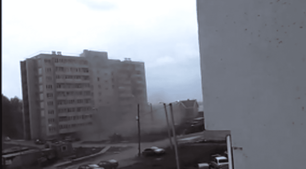 Cadeee! O macara a distrus balcoanele unui bloc de 9 etaje şi a făcut praf maşinile din parcare! | VIDEO