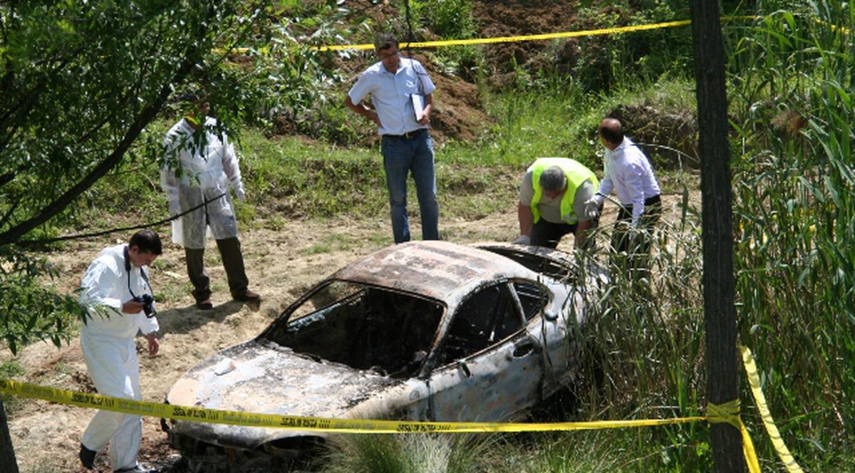 ŞOCANT! Două cadavre carbonizate, găsite într-o maşină incendiată