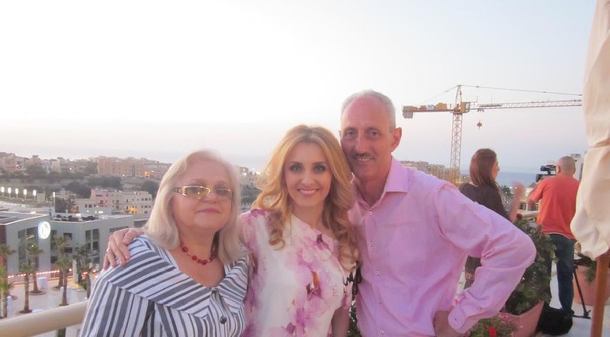 Alexandru Ciucu i-a făcut o surpriză soţiei sale, Alina. I-a trimis flori de la 1.500 km