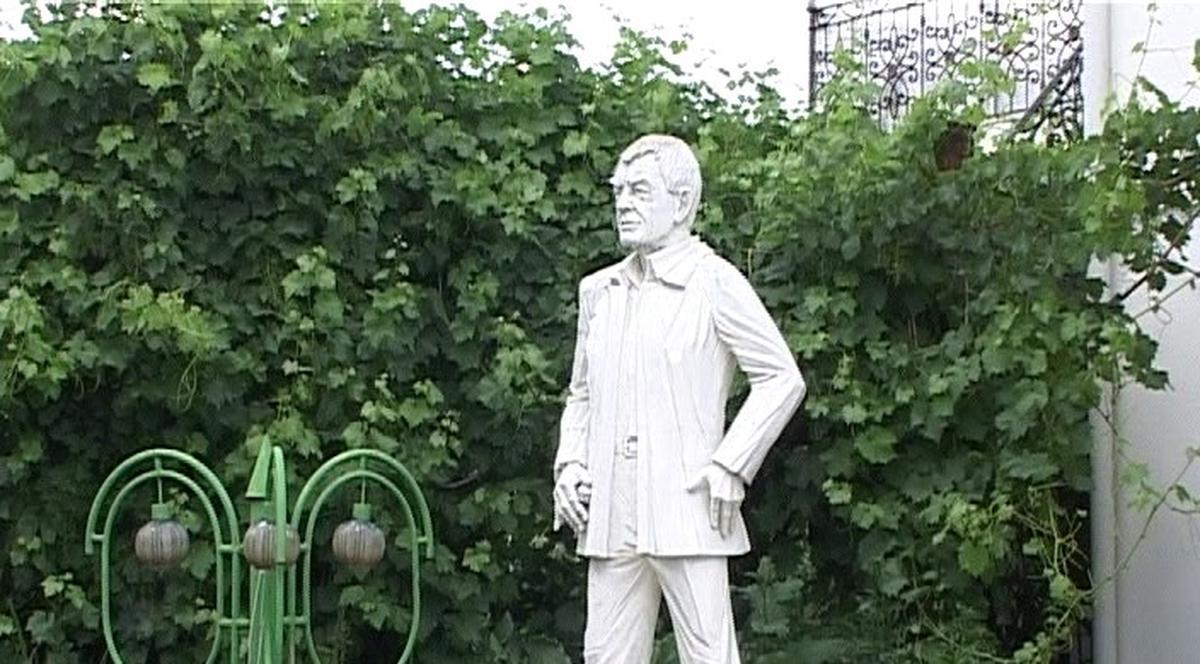 Înmormântare de zeci de mii de euro pentru interlopul brăilean care avea în curte statuia sa, în mărime naturală!