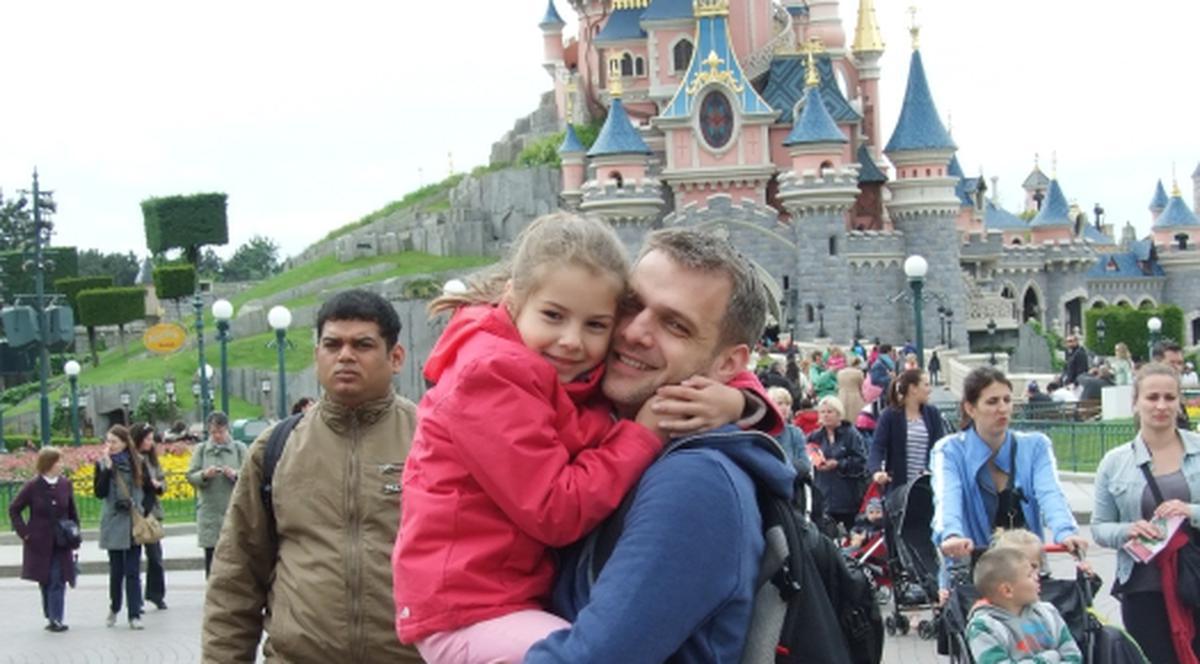 Florian Ghimpu şi-a dus fetiţa la Disneyland Paris | FOTO