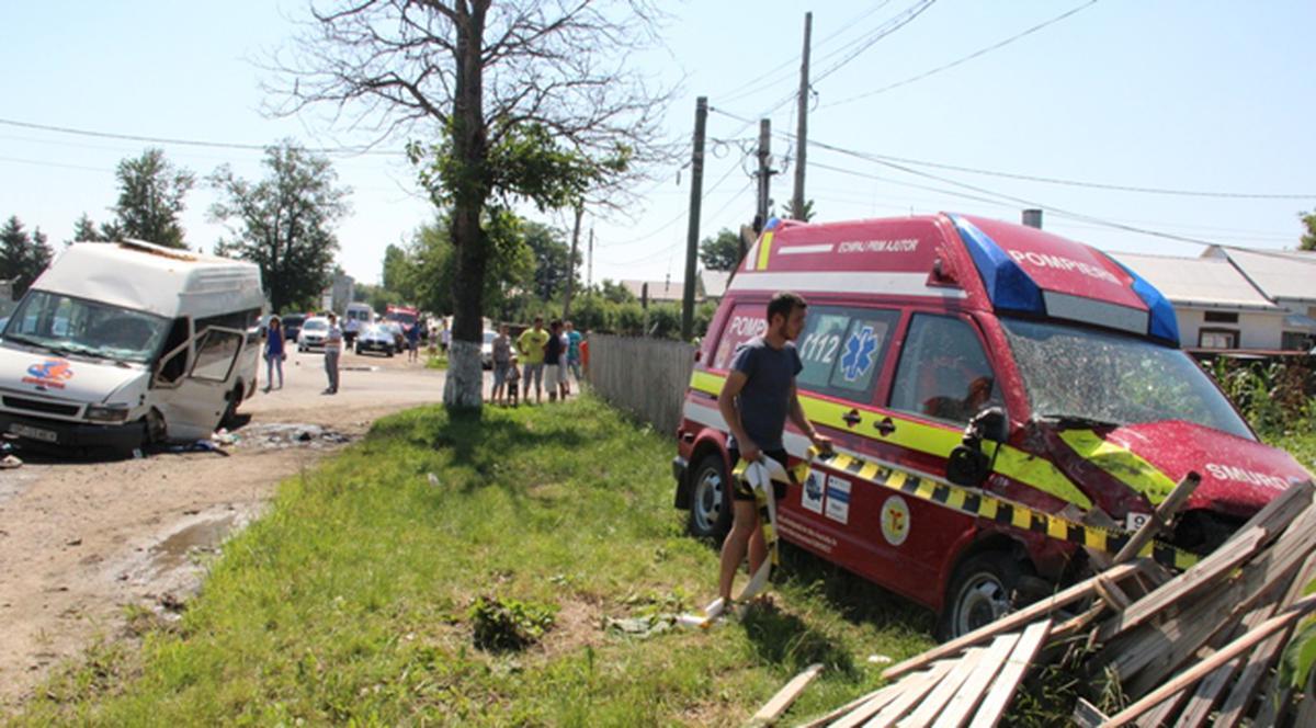 Doi oameni răniţi, după ce o ambulanţă SMURD s-a ciocnit cu un maxi-taxi