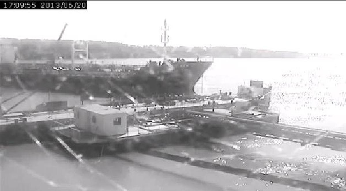 Accident naval pe Dunăre, la Galaţi | Un tanc petrolier sub pavilion maltez a distrus un ponton