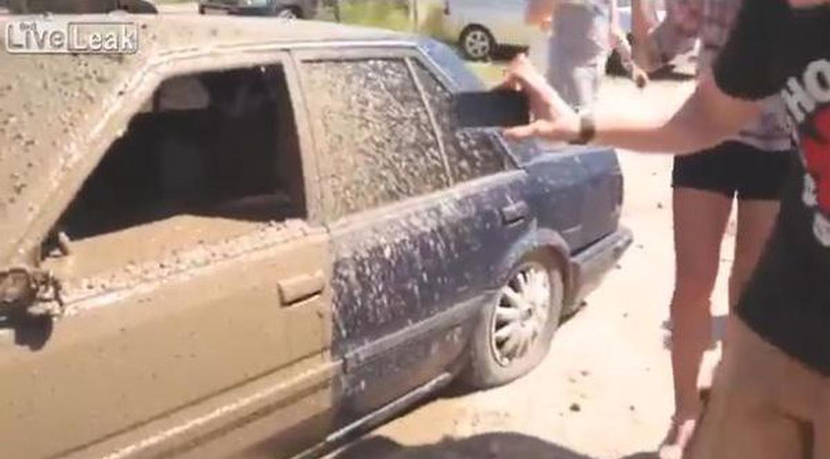 A blocat pe cine nu trebuia şi a plătit scump! Vezi ce a păţit un rus care a îndrăznit să parcheze prost! | VIDEO