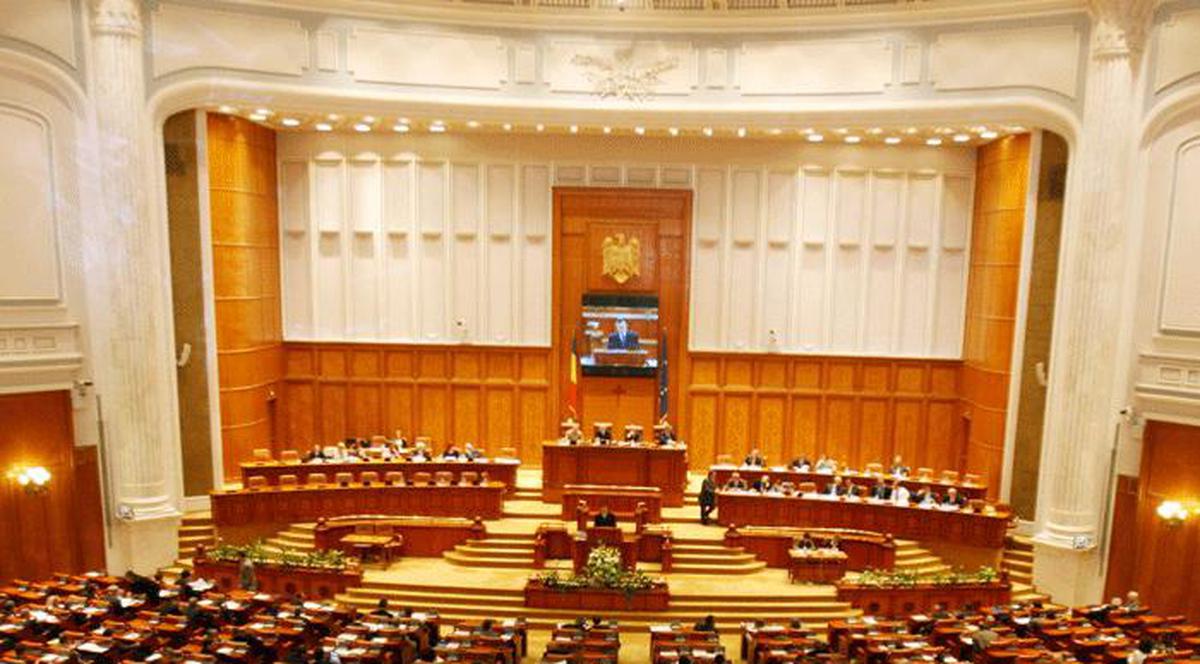 CÂTĂ NESIMŢIRE! Parlamentarii AU MUNCIT 36 de zile în 6 luni!