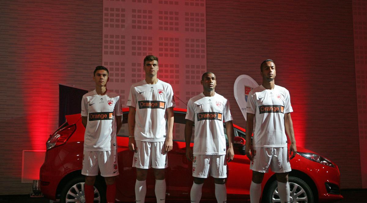 Dinamo, în ”zodia de plastic”