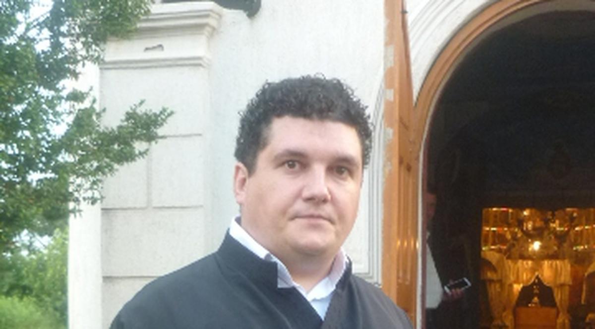 Părintele care dezleagă farmece | Credincioşii vin din toate colţurile ţării pentru slujbele lui