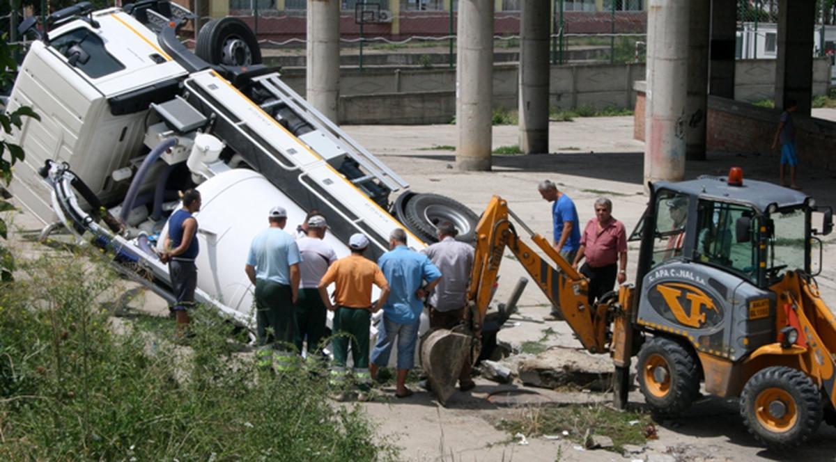 Imagini incredibile pe un şantier din Galaţi! S-a surpat pământul sub o vidanjă cu 30 de tone