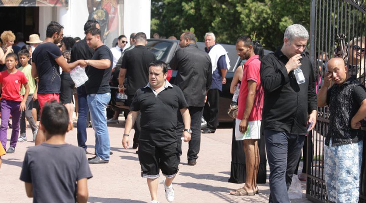 Adrian Minune şi-A CONDUS NAŞUL LA GROAPĂ ÎN PANTALONI SCURŢI | FOTO