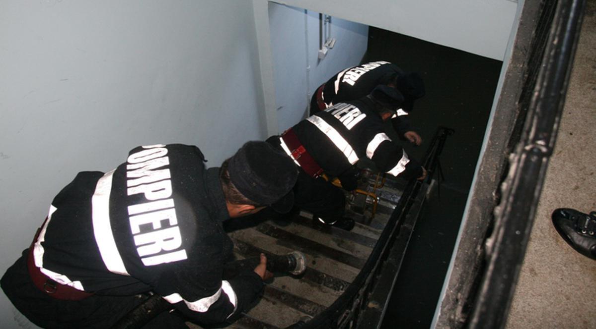 A năvălit apa peste ei în case! 232 de bucureşteni au cerut ajutorul pompierilor 
