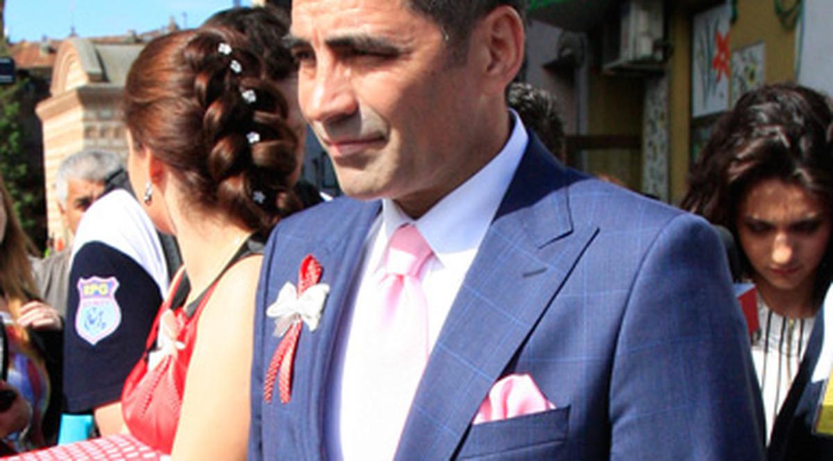 Cu şase fotomodele. Uite CUM SE DISTREAZĂ Marcel Toder într-o zi de luni