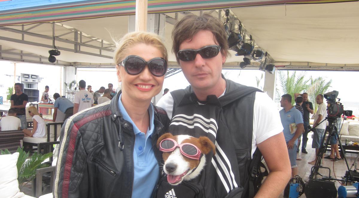 Câinele Cristinei Cioran poartă ochelari!