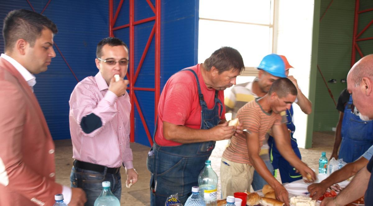 Un apropiat al lui Ponta mănâncă pe şantier cu romii