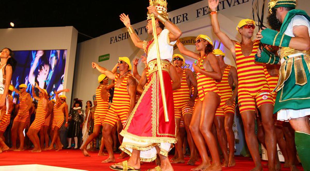 Dezmăţ la Mamaia! Mazăre în mijlocul dansatoarelor aproape goale!