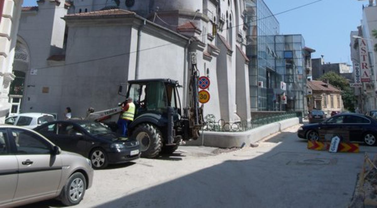 CÂT TUPEU! Un inginer a CHEMAT POMPIERII doar ... ca să le FOLOSEASCĂ SCARA pentru o LUCRARE