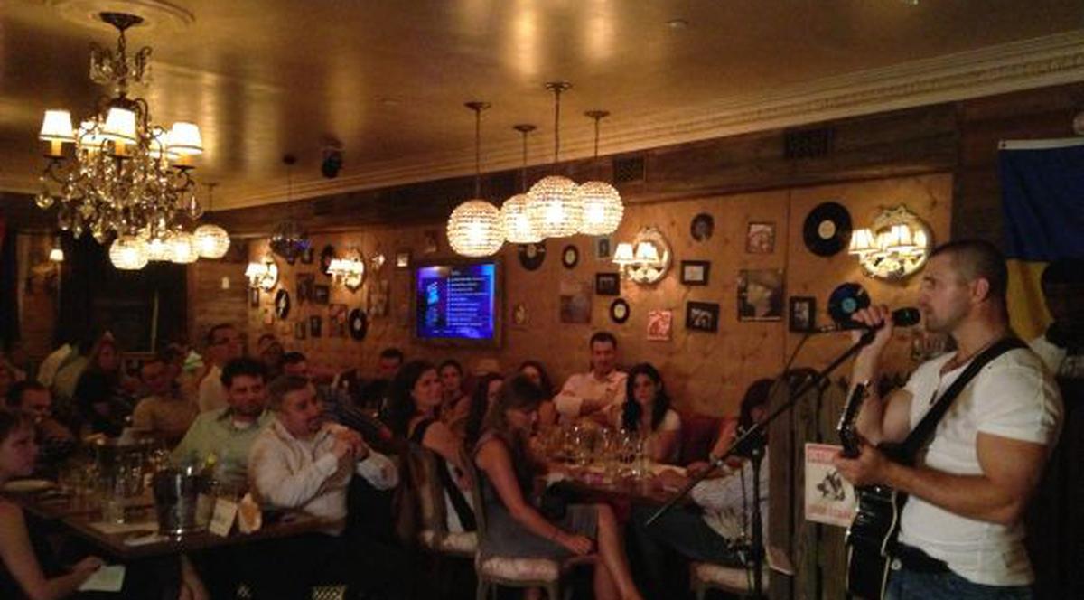 EXCLUSIV. Are SUCCES în SUA, dar PLÂNGE DE DORUL CASEI. Uite cine este CÂNTĂREŢUL care NU MAI SUPORTĂ despărţirea de familie