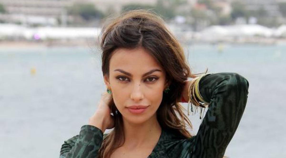 Mădălina Ghenea, RĂSFĂŢATĂ cu TORT ŞI FLORI! De la cin' să fie oare? | FOTO