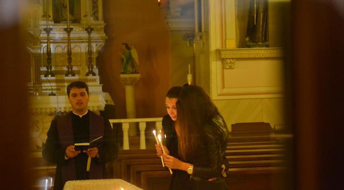 TERIFIANT! ŢI SE FACE PIELEA DE GĂINĂ! Surorile Gabor s-au încuiat peste noapte în biserică lângă sicriul mamei lor!