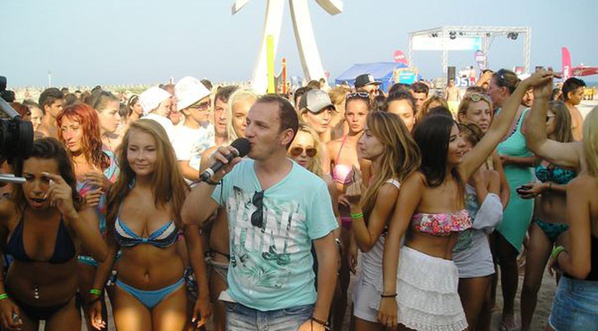 Mihai Trăistariu a creat isterie pe plajă! Cu această melodie veche a scos la dans toate fetele la mare | VIDEO