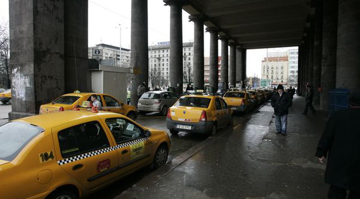 Taximetriştii de la Garda de Nord din Bucureşti, amendaţi de poliţişti
