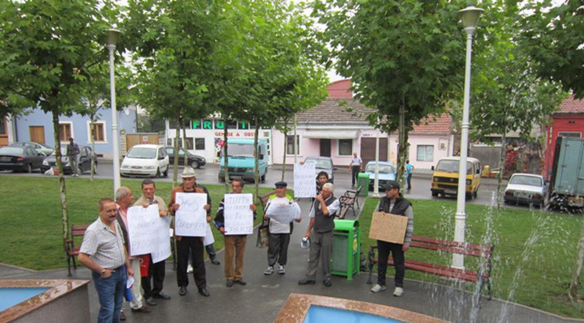 Nu o să-ţi vină să crezi unde i-a trimis Primăria să protesteze pe locuitorii nemulţumiţi de activitate IPJ Mehedinţi!