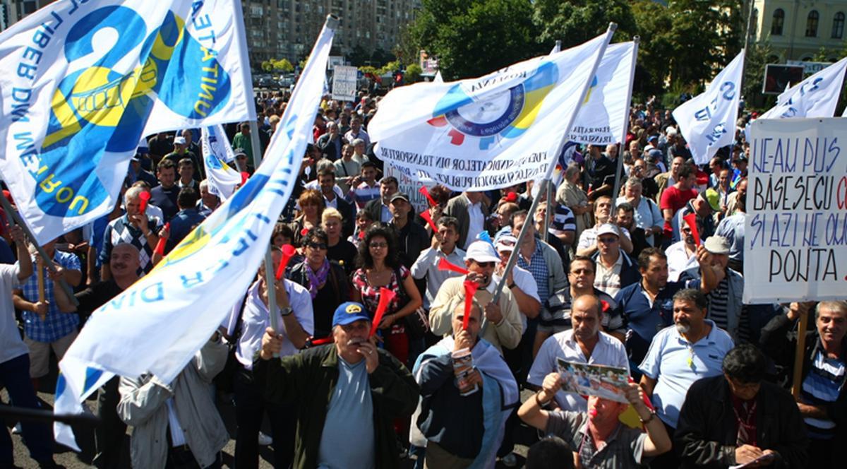 Sindicaliştii din transporturi au protestat în zgomot asurzitor de vuvuzele şi fluiere
