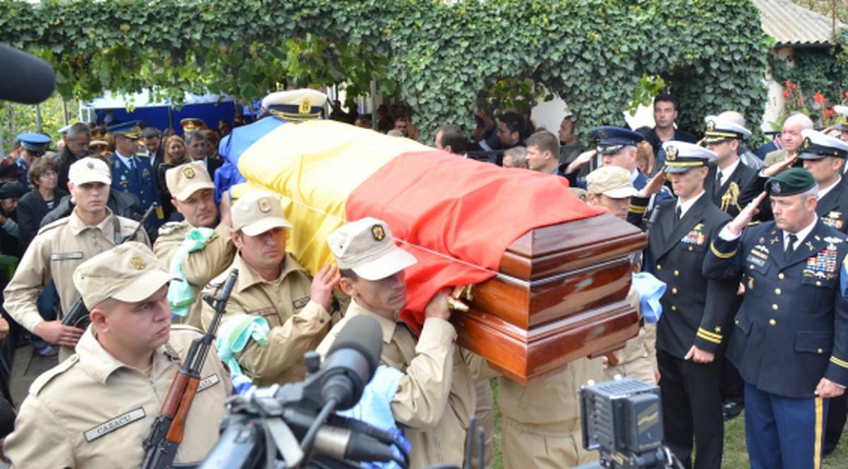 Soldaţii americani au venit să-l conducă pe ultimul drum pe militarul român căzut la datorie în Afganistan